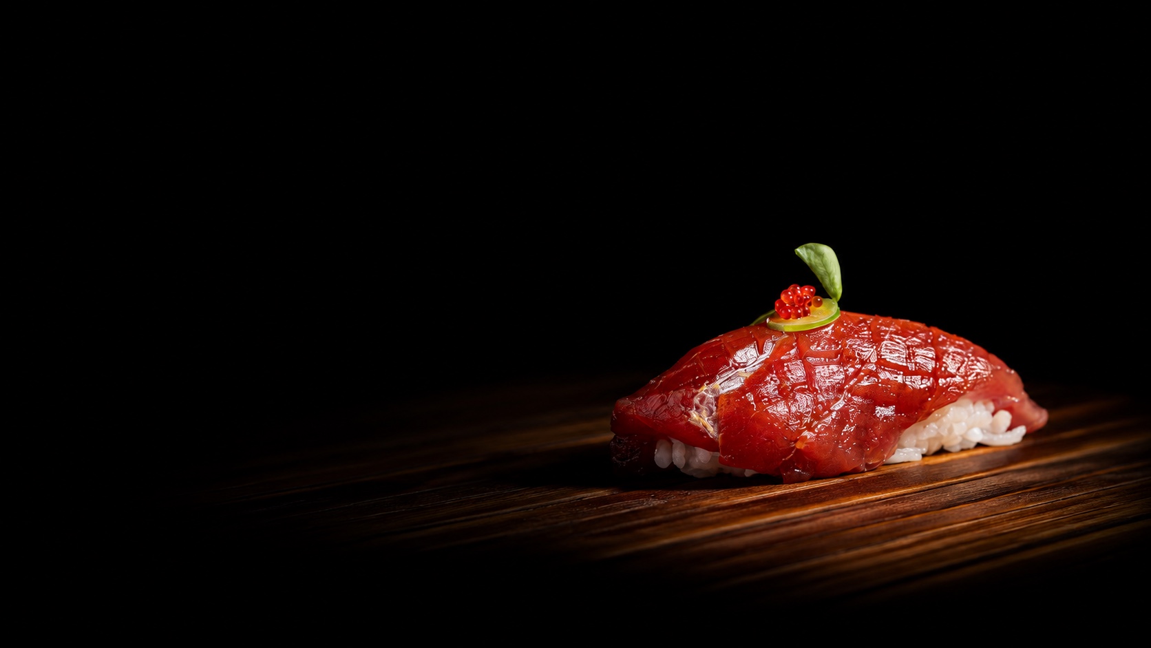 Nigiri de atún aleta azul de Kazari sobre una superficie oscura